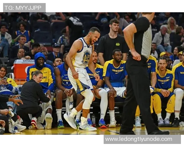 库里虽因伤缺阵但热情与小球迷互动合影展现亲和力