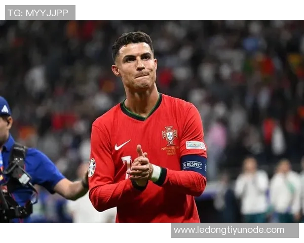 C罗精彩倒钩破门后队友热情为其戴帽子庆祝场面温馨