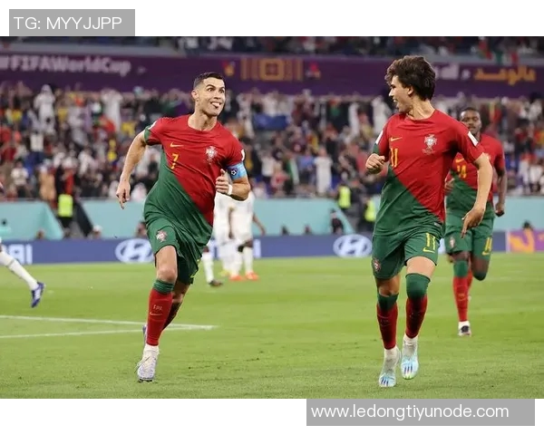 C罗精彩倒钩破门后队友热情为其戴帽子庆祝场面温馨