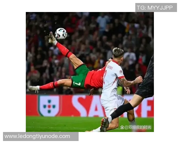 C罗精彩倒钩破门后队友热情为其戴帽子庆祝场面温馨