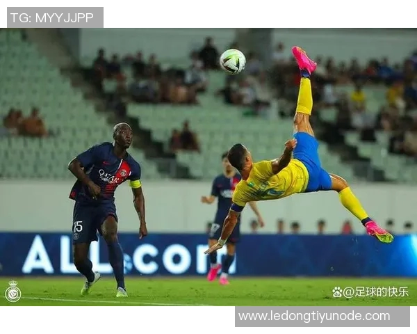 C罗精彩倒钩破门后队友热情为其戴帽子庆祝场面温馨